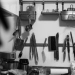 Utensili da cucina assortiti su un tavolo, pronti per migliorare l'esperienza culinaria.