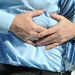 Immagine di uno stomaco con evidenziate aree di dolore, simbolo del tumore allo stomaco e dei sintomi trascurati.